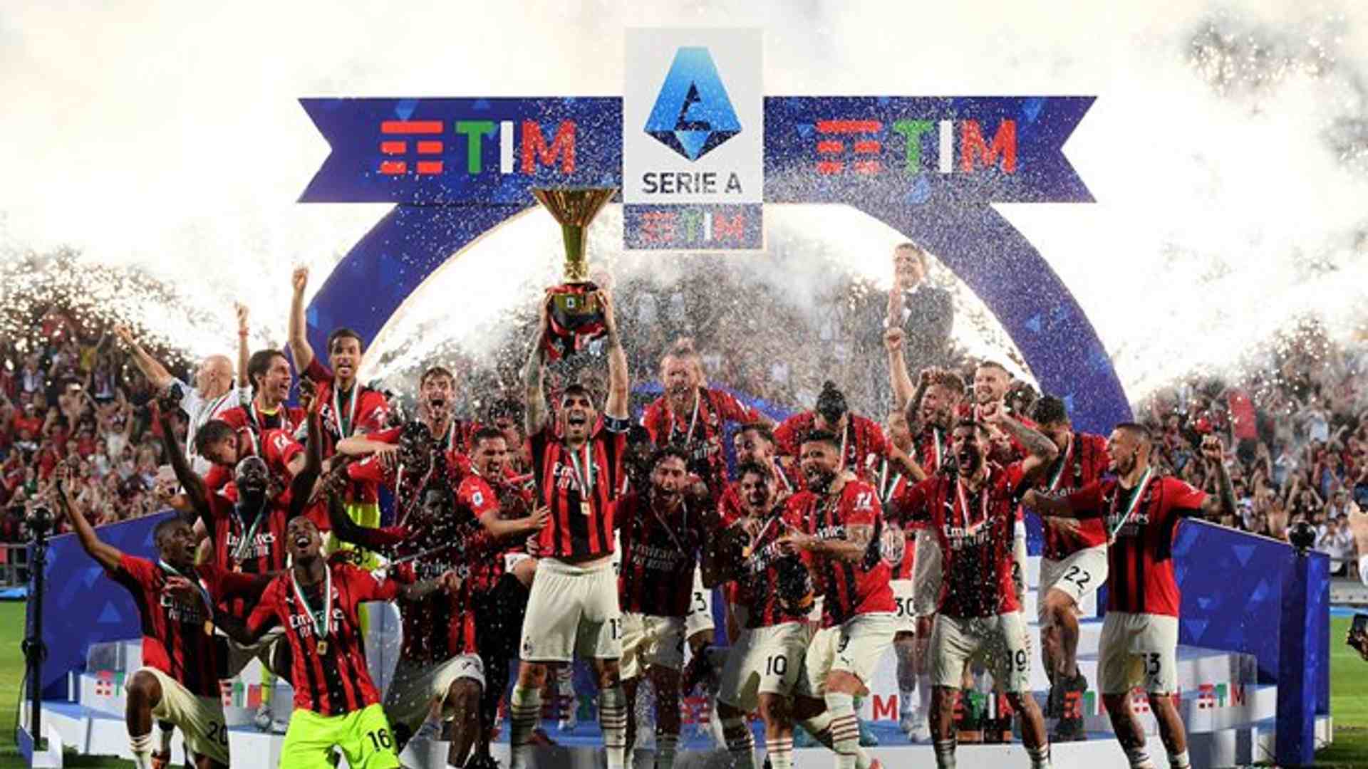 AC Milan celebrate their 2022 Serie A triumph/ Credit: Twitter/@acmilan