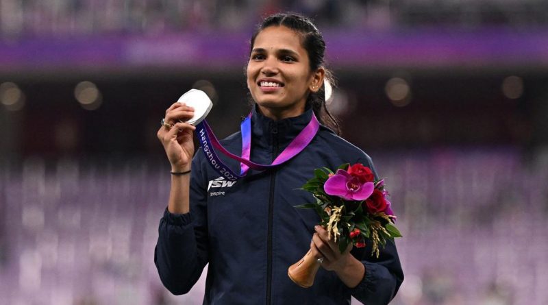 Jyothi Yarraji with the silver medal at the Asian Games 2022 (Credits - X/ @CrowdVerdict)