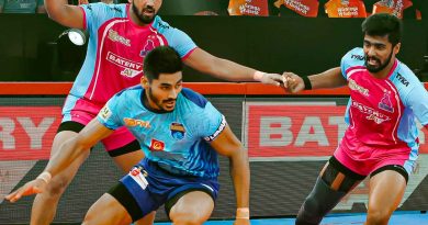 Nitin Kumar of Bengal Warriors in action against Jaipur Pink Panthers (image credits- twitter@BengalWarriors)